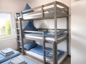 2 bedrooms, iron/ironing board, free WiFi, bed sheets
