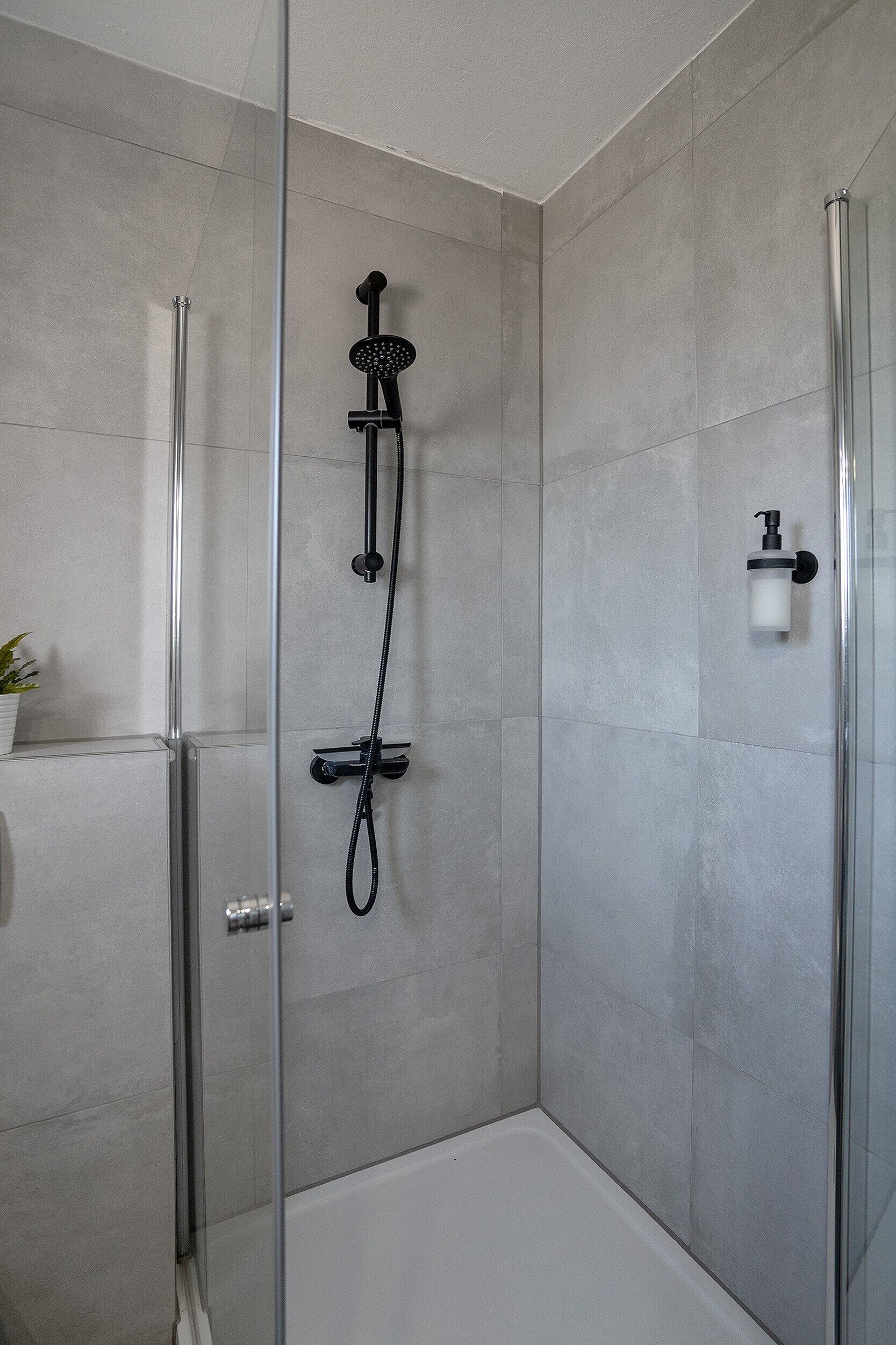 Dusche, Haartrockner, Handtücher