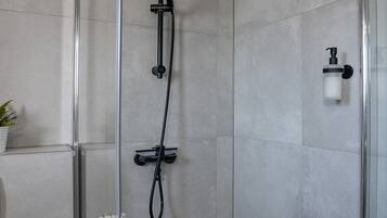 Dusche, Haartrockner, Handtücher