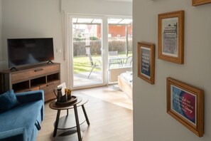 TV, stereo - Apartment 'Wattwurm' with Shared Garden and Wi-Fi (Norden)