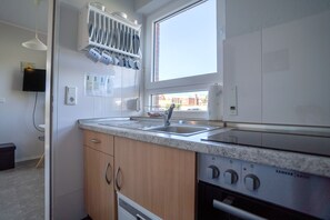 Fridge, microwave, oven, stovetop - Apartment 'Seestern' with Shared Garden and Wi-Fi (Norden)