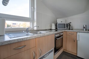 Fridge, microwave, oven, stovetop - Apartment 'Seestern' with Shared Garden and Wi-Fi (Norden)