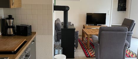 Microondas, horno, placa de cocina y cafetera o tetera