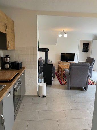 Microwave, oven, stovetop, coffee/tea maker. Holiday Home 'Linden' with Shared Garden and Wi-Fi