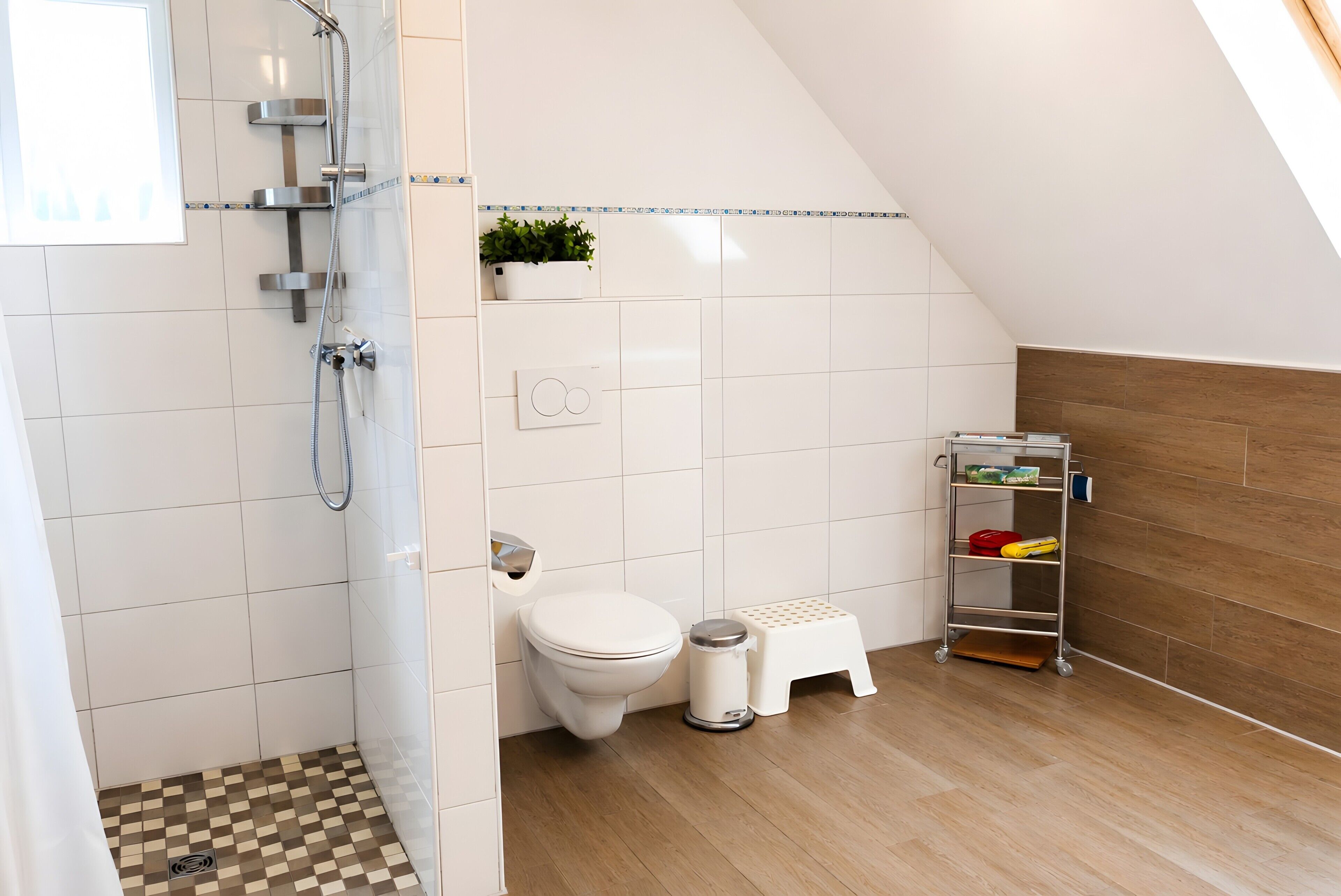 Ein modernes Badezimmer mit Dusche, Toilette und Ablagefläche.