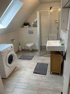 Douche, séchoir à cheveux, serviettes fournies