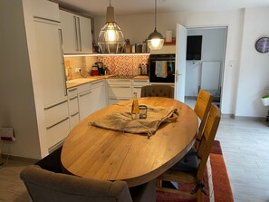 Een microgolfoven, een oven, een kookplaat, een vaatwasser