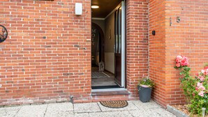 A brick building with a sign reading 'Dat Jollenhuis' and a door leading inside. - Holiday Home 'Jollenhuus' with Private Terrace, Private Garden and Wi-Fi (Ihlow)