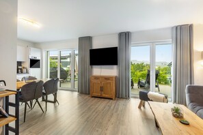 TV - Holiday Home 'Diemelblick' with Lake View, Private Terrace and Wi-Fi (Diemelsee)