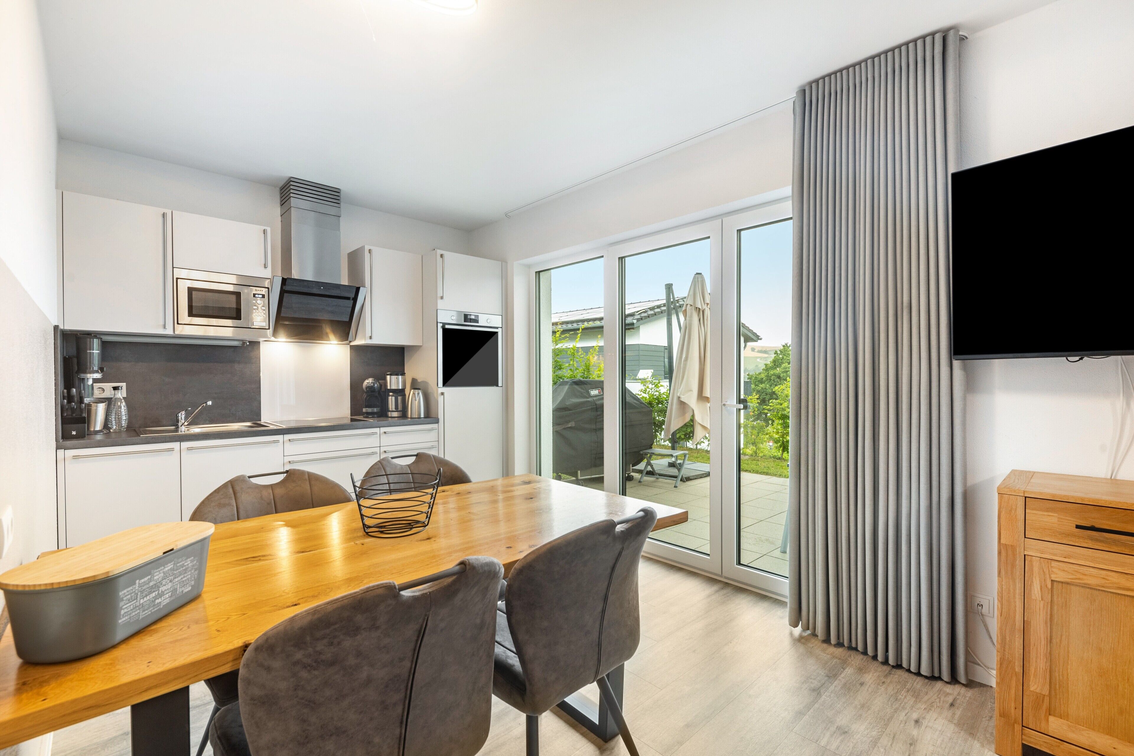 Jääkaappi, mikroaaltouuni, uuni, liesi