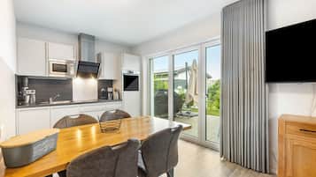 Jääkaappi, mikroaaltouuni, uuni, liesi