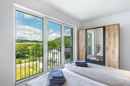 2 bedrooms, free WiFi, bed sheets. Holiday Home 'Diemelblick' with Lake View, Private Terrace and Wi-Fi