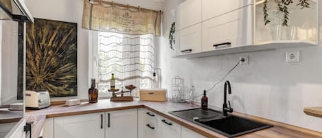 Fridge, oven, stovetop, dishwasher