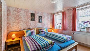 3 slaapkamers, een strijkplank/strijkijzer, gratis wifi, beddengoed