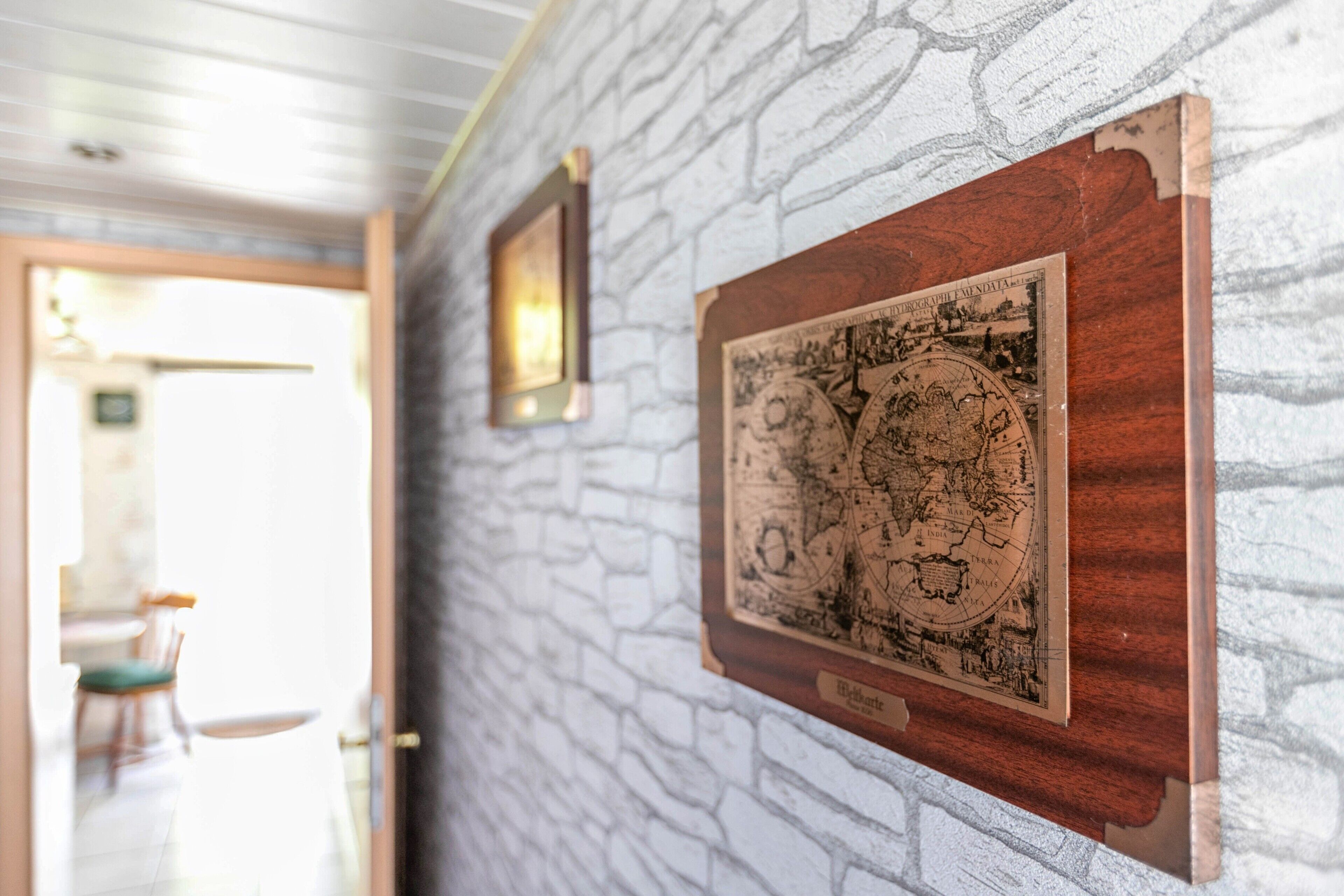 Eine Wand mit einem gerahmten Stadtplan und einem gerahmten Bild.