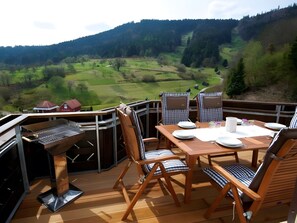 Outdoor dining - Holiday Home 'Paula' with Mountain View, Wi-Fi and Air Conditioning (Forbach)