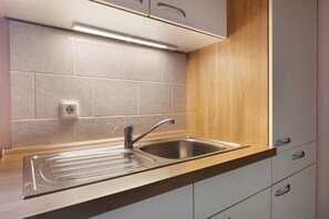 Fridge, oven, stovetop, coffee/tea maker