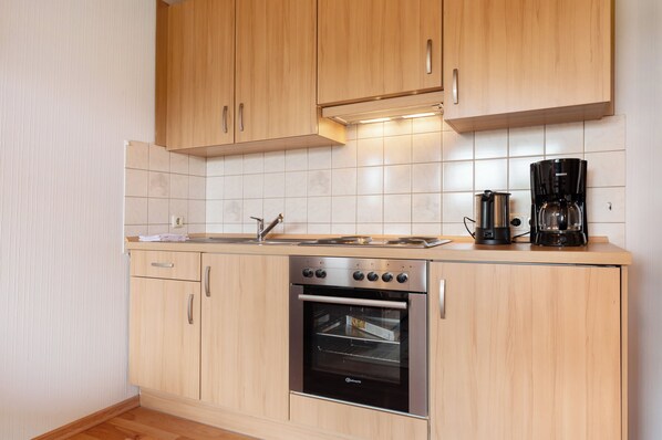 Kühlschrank, Ofen, Herdplatte, Wasserkocher mit Kaffee-/Teezubehör