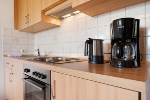 Fridge, oven, stovetop, coffee/tea maker