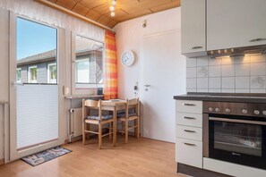 Kühlschrank, Ofen, Herdplatte, Wasserkocher mit Kaffee-/Teezubehör