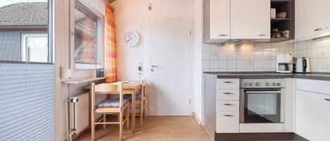 Een koelkast, een oven, een kookplaat, een koffiezetapparaat/waterkoker