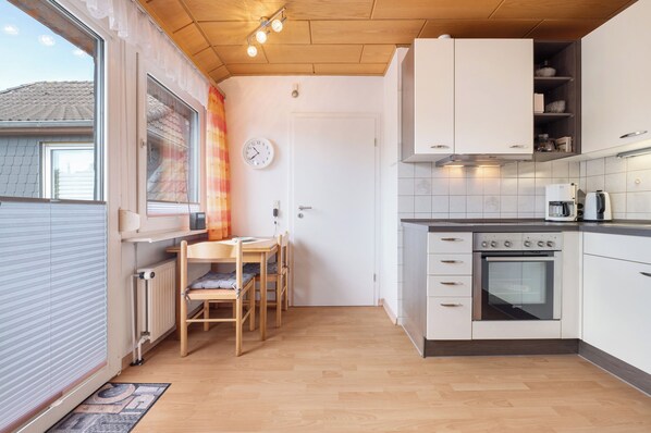 Een koelkast, een oven, een kookplaat, een koffiezetapparaat/waterkoker