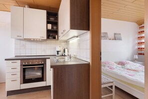 Fridge, oven, stovetop, coffee/tea maker