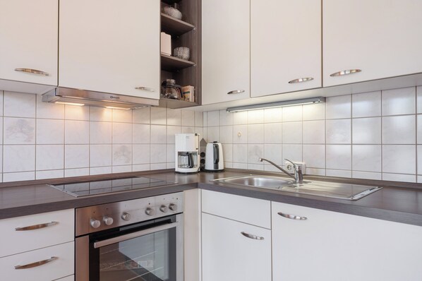 Kühlschrank, Ofen, Herdplatte, Wasserkocher mit Kaffee-/Teezubehör