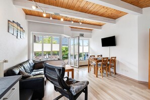 TV - Holiday Home 'Kleiner Leuchtturm-Backbord' with Private Terrace, Private Garden and Wi-Fi (Fehmarn)