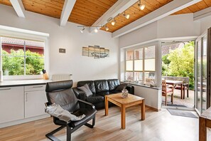 TV - Holiday Home 'Kleiner Leuchtturm-Backbord' with Private Terrace, Private Garden and Wi-Fi (Fehmarn)