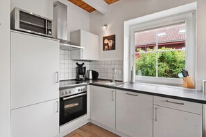 Fridge, microwave, oven, stovetop - Holiday Home 'Kleiner Leuchtturm-Backbord' with Private Terrace, Private Garden and Wi-Fi (Fehmarn)