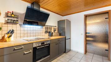 KĂŒhlschrank, Mikrowelle, Ofen, Herdplatte