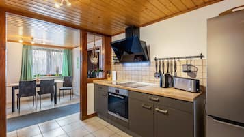 Een koelkast, een magnetron, een oven, een kookplaat