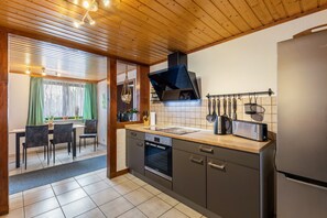 Kylskåp, mikrovågsugn, ugn och spishäll