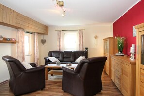 TV - Apartment 'Blum' with Private Terrace, Garden, and Wi-Fi (Schmallenberg)