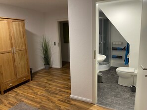 Shower, hair dryer, towels - Apartment 'Blum' with Private Terrace, Garden, and Wi-Fi (Schmallenberg)