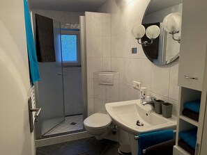 Shower, hair dryer, towels - Apartment 'Blum' with Private Terrace, Garden, and Wi-Fi (Schmallenberg)