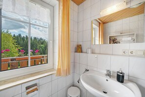 Douche, sèche-cheveux, serviettes fournies