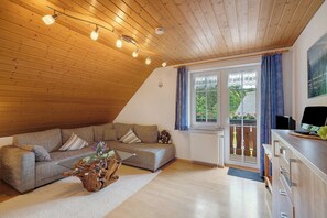 Televisie, een tafeltennistafel en een stereo