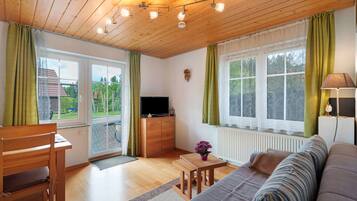 Fernseher, Tischtennisplatte, Stereoanlage