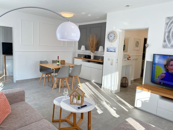 TV - Apartment 'Riekes' with Mountain View, Private Terrace and Wi-Fi (Schmallenberg)