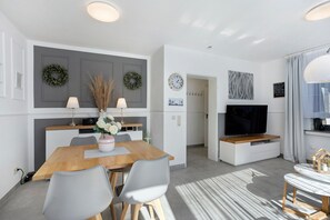 Dining - Apartment 'Riekes' with Mountain View, Private Terrace and Wi-Fi (Schmallenberg)