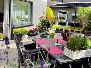 Outdoor dining - Apartment 'Riekes' with Mountain View, Private Terrace and Wi-Fi (Schmallenberg)