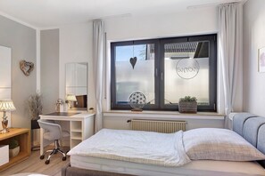 2 bedrooms, iron/ironing board, free WiFi, bed sheets - Apartment 'Riekes' with Mountain View, Private Terrace and Wi-Fi (Schmallenberg)