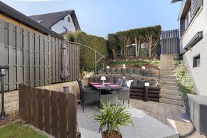 Outdoor dining - Apartment 'Riekes' with Mountain View, Private Terrace and Wi-Fi (Schmallenberg)