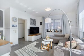 TV - Apartment 'Riekes' with Mountain View, Private Terrace and Wi-Fi (Schmallenberg)