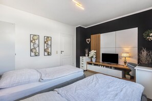 2 bedrooms, iron/ironing board, free WiFi, bed sheets - Apartment 'Riekes' with Mountain View, Private Terrace and Wi-Fi (Schmallenberg)