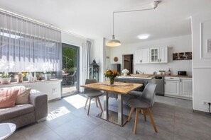 Dining - Apartment 'Riekes' with Mountain View, Private Terrace and Wi-Fi (Schmallenberg)