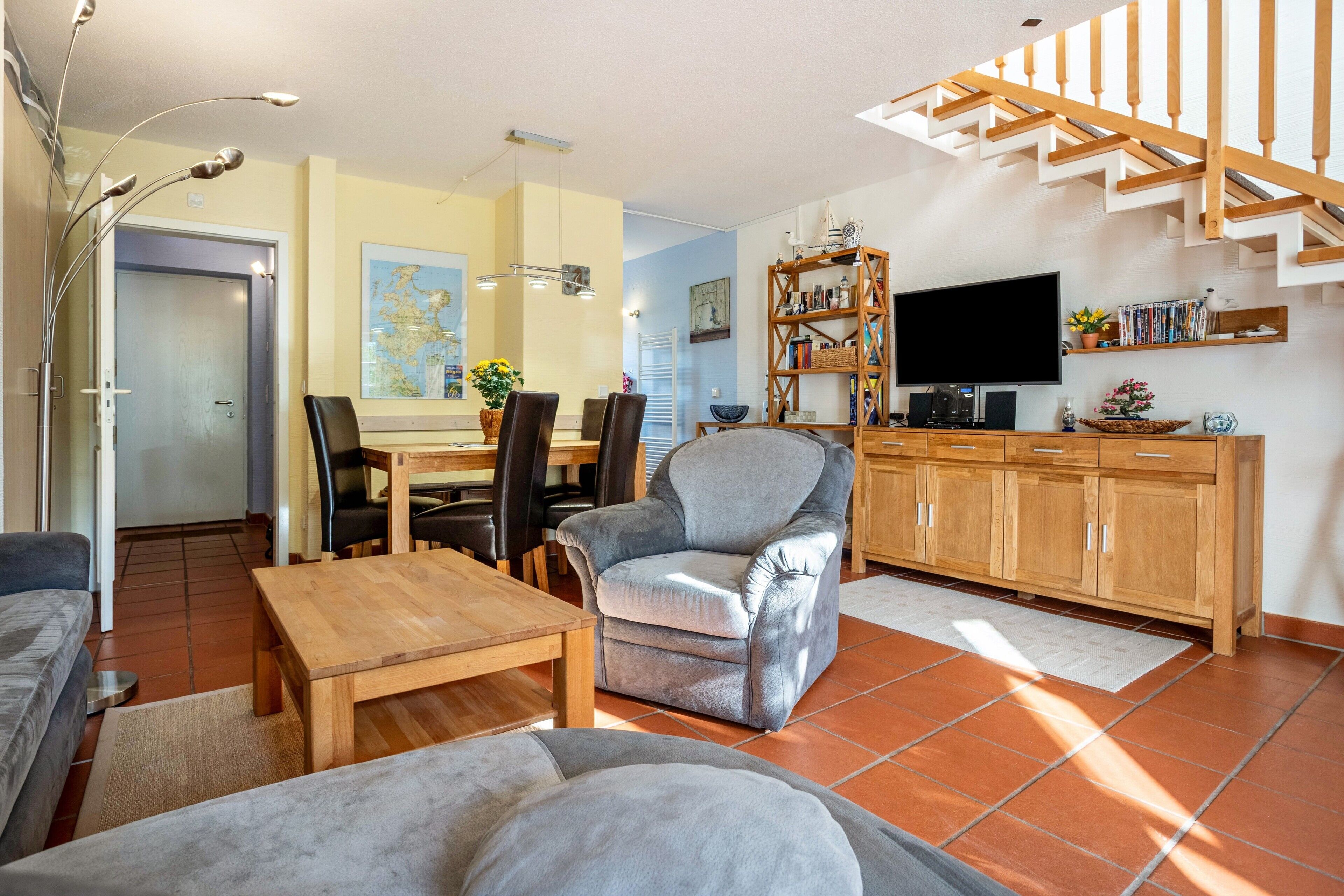 Televisión, reproductor de DVD, mesa de ping pong, estéreo