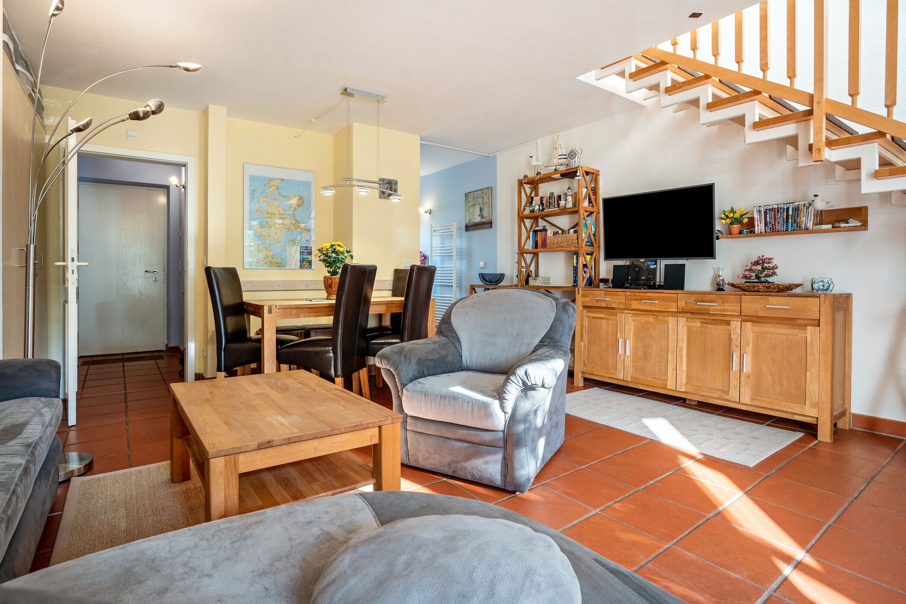 Télévision, lecteur de DVD, table de tennis de table, chaîne hi-fi